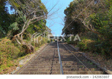 The steep approach to Suga Shrine in front of the Yokan Museum in Ogi City, Saga Prefecture. The steep approach to Suga Shrine in front of the Yokan Museum in Ogi City, Saga Prefecture. 142063807