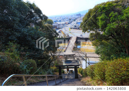 The steep approach to Suga Shrine and the surrounding townscape in front of the Yokan Museum in Ogi City, Saga Prefecture. The steep approach to Suga Shrine and the surrounding townscape in front of the Yokan Museum in Ogi City, Saga Prefecture. 142063808