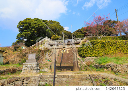 潮神社位於佐賀縣小木市著名的賞梅勝地-潮梅林旁。 潮神社位於佐賀縣小木市著名的賞梅勝地-潮梅林旁。 142063823