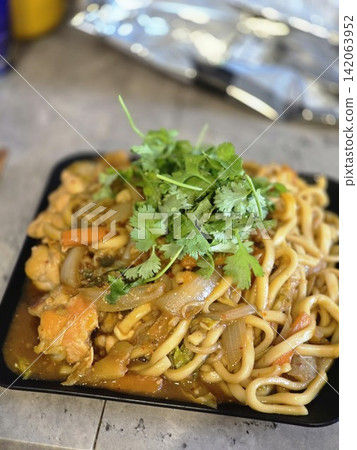 戶外吃炒麵 142063952
