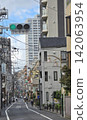 交叉路口的行人交通號誌 142063954