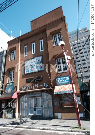 日本市中心,紅磚商業建築,招牌,櫥窗,街景 日本市中心,紅磚商業建築,招牌,櫥窗,街景 142064157