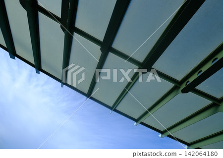 現代涼棚,戶外建築,採用綠色金屬框架和半透明面板 現代涼棚,戶外建築,採用綠色金屬框架和半透明面板 142064180