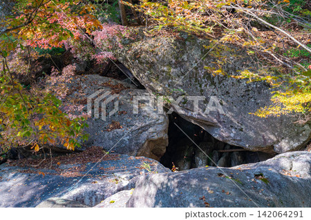 [Autumn Scenery] Autumn scenery of Shosenkyo Gorge and its walking trails [Yamanashi Prefecture] 142064291