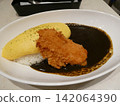 Omelet curry topped with fried chicken 142064390