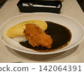 Omelet curry topped with fried chicken 142064391