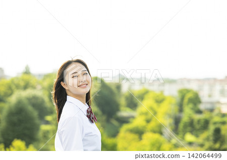 站在屋頂上的女高中生 站在屋頂上的女高中生 142064499