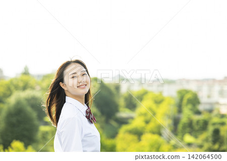 站在屋頂上的女高中生 站在屋頂上的女高中生 142064500