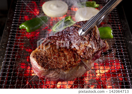 Charcoal-grilled Australian beef cube roll steak Charcoal-grilled Australian beef cube roll steak 142064713