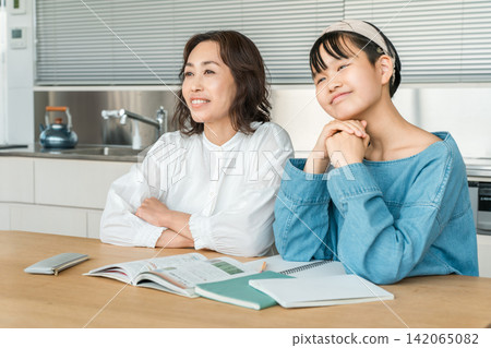 家長和孩子在客廳、餐廳聊天(家人、母女、聚會) 家長和孩子在客廳、餐廳聊天(家人、母女、聚會) 142065082
