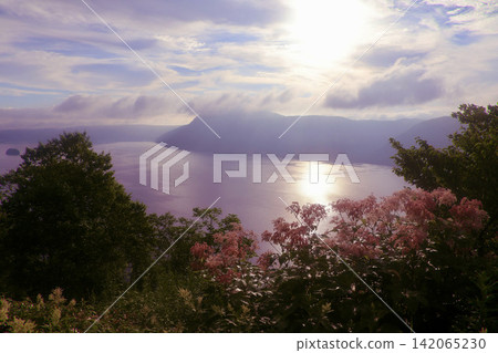夏日清晨的摩週湖(北海道勅使利町) 夏日清晨的摩週湖(北海道勅使利町) 142065230