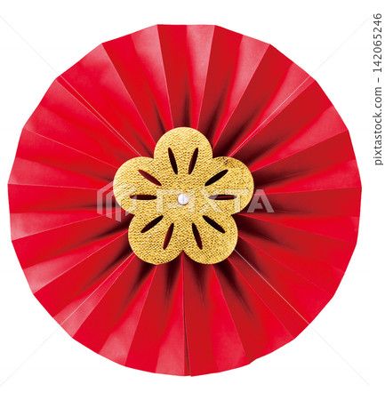 白色背景上的紅色紙質玫瑰花飾，點綴著金色梅花和珍珠 142065246