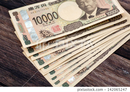 10萬日元,面值1萬日元的鈔票 10萬日元,面值1萬日元的鈔票 142065247