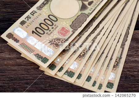 100,000 yen worth of 10,000 yen bills 100,000 yen worth of 10,000 yen bills 142065270