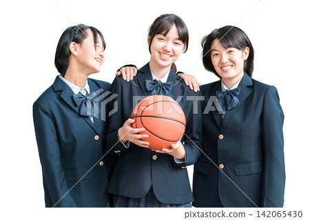 微笑的中學生和高中女生（籃球俱樂部成員）手捧籃球。 142065430
