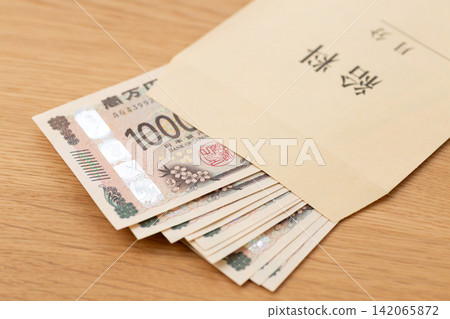 Pay envelope and banknotes Pay envelope and banknotes 142065872