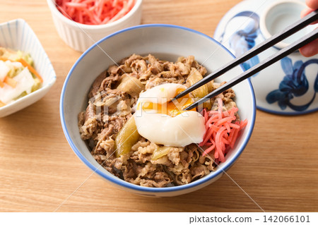 溫泉蛋牛肉蓋飯 142066101