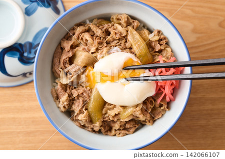 溫泉蛋牛肉蓋飯 溫泉蛋牛肉蓋飯 142066107