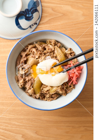 溫泉蛋牛肉蓋飯 142066111