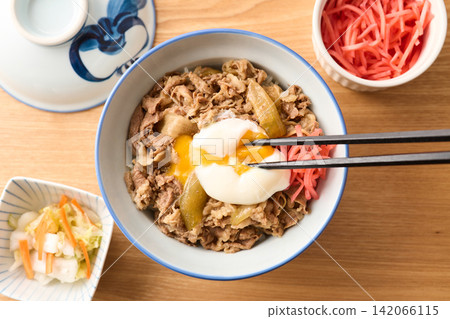 溫泉蛋牛肉蓋飯 溫泉蛋牛肉蓋飯 142066115