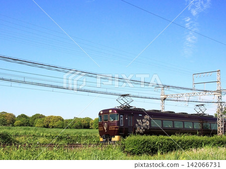 Kintetsu's sightseeing limited express train "Aoniyoshi" runs through the Heijo Palace Site, a World Heritage Site. 142066731