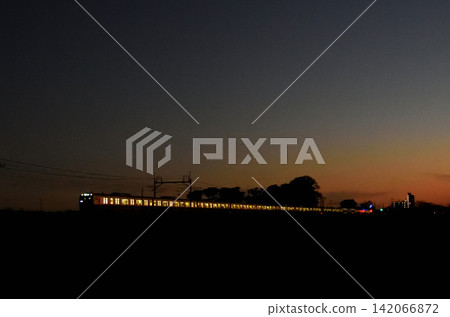 A local train running on the Tohoku Main Line at dusk. 142066872