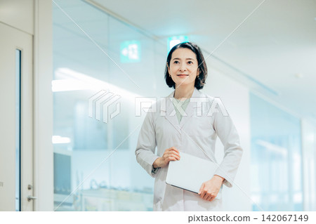 有膝上型計算機的夫人夫人 有膝上型計算機的夫人夫人 142067149