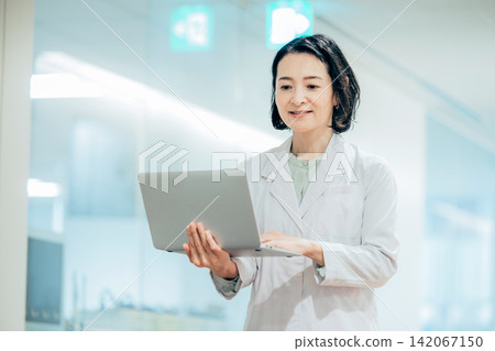 穿白大褂的女人的畫像 穿白大褂的女人的畫像 142067150