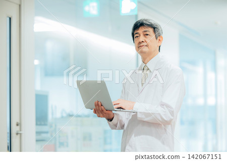 穿著白色西裝的男人 穿著白色西裝的男人 142067151
