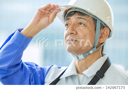 A smiling worker to instruct A smiling worker to instruct 142067173