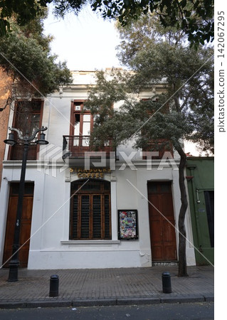 智利聖地牙哥舊城區的白色歷史建築和木製陽台 智利聖地牙哥舊城區的白色歷史建築和木製陽台 142067295