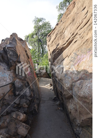 聖地牙哥聖露西亞岩石山丘間的步行小徑 聖地牙哥聖露西亞岩石山丘間的步行小徑 142067336