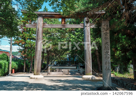 One torii gate of Oomiwa Shrine One torii gate of Oomiwa Shrine 142067596