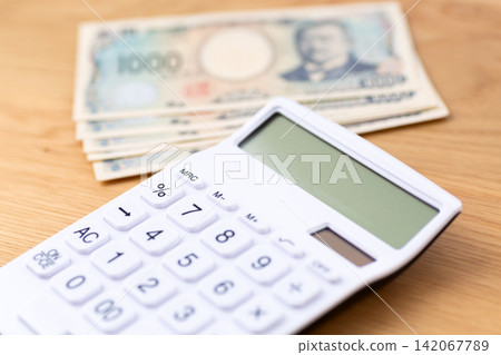 5,000 yen worth of 1,000 yen bills and a calculator 5,000 yen worth of 1,000 yen bills and a calculator 142067789