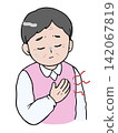 一位老年男子感到胸痛 142067819