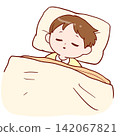 一個小男孩睡得很香。 142067821