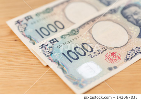 2,000 yen worth of 1,000 yen banknotes 2,000 yen worth of 1,000 yen banknotes 142067833