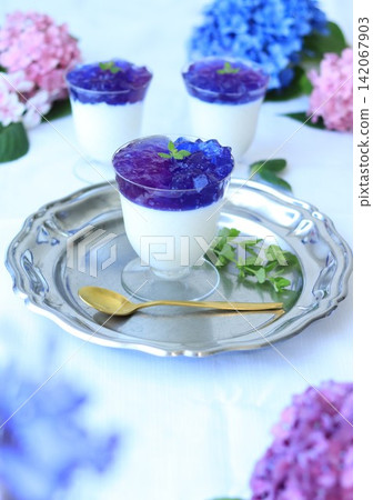 Panna cotta and jelly topping Panna cotta and jelly topping 142067903