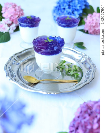 Panna cotta and butterfly pea jelly Panna cotta and butterfly pea jelly 142067904