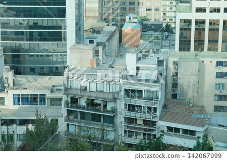 智利聖地牙哥市中心的公寓大樓和辦公區 智利聖地牙哥市中心的公寓大樓和辦公區 142067999