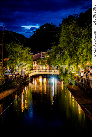 城崎溫泉,大谷川,柳樹,石橋,溫泉小鎮,夜景,水面倒影,旅館。 城崎溫泉,大谷川,柳樹,石橋,溫泉小鎮,夜景,水面倒影,旅館。 142068063