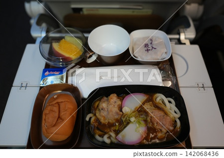 機上用餐 機上用餐 142068436