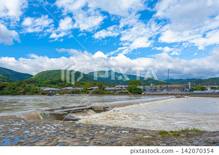 京都桂川在颱風過後會暴漲,變成洶湧的洪流。 京都桂川在颱風過後會暴漲,變成洶湧的洪流。 142070354