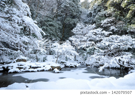 Nanzen-in Temple in Kyoto, covered in snow Nanzen-in Temple in Kyoto, covered in snow 142070507