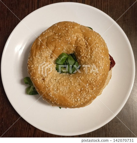 Chewy bagel sandwich filled with savory ingredients, paired with crispy potato chips. A hearty and satisfying combination offering rich texture, balanced flavors, and classic comfort appeal. Chewy bagel sandwich filled with savory ingredients, paired with crispy potato chips. A hearty and satisfying combination offering rich texture, balanced flavors, and classic comfort appeal. 142070731