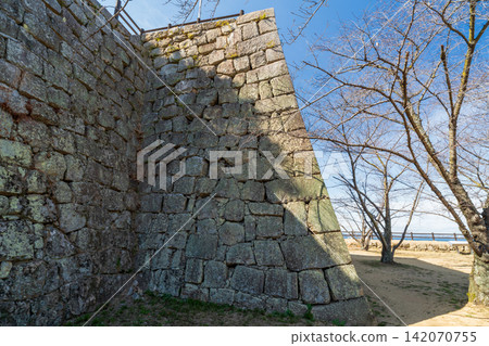 [Japan's Top 100 Castles] Marugame Castle: Sloping stone walls of the main keep, Marugame City, Kagawa Prefecture 142070755
