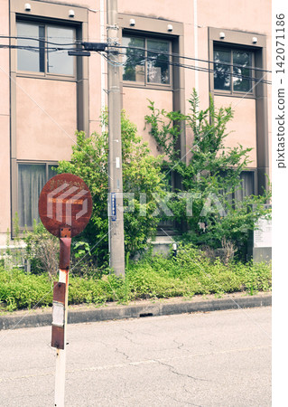 鏽跡斑斑的社區公車站 鏽跡斑斑的社區公車站 142071186