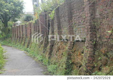 Brick wall 142072029