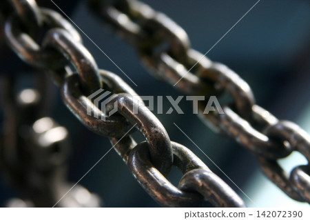 heavy metal chain, close up heavy metal chain, close up 142072390