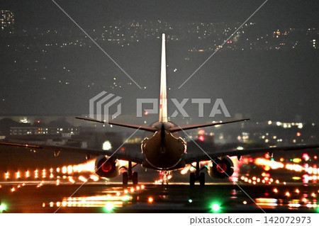 Osaka Itami Airport, Senrigawa Embankment, A321 nighttime takeoff, charcoal briquettes. Osaka Itami Airport, Senrigawa Embankment, A321 nighttime takeoff, charcoal briquettes. 142072973